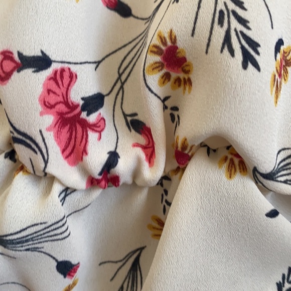 Brand new!   Floral blouse - Picture 7 of 8